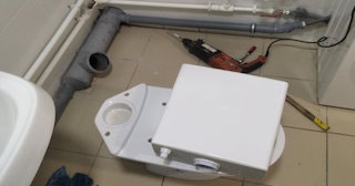 Установка напольного унитаза в Ханты-Мансийске: монтаж под ключ от СантехДомХнт от 5181 рублей.